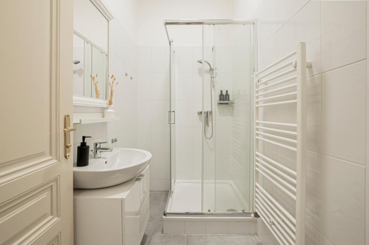 Charming Apt Perfect For 4-6 Tram, Self-Checkin Wien Eksteriør billede